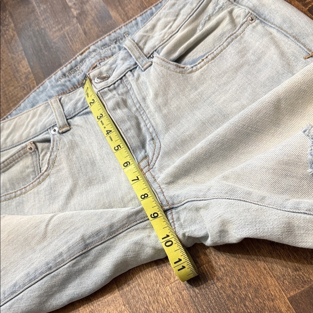 AMERICAN EAGLE Boy Crop Button-Fly Light-Wash Distressed Jeans Size 4 - Picture 11 of 12